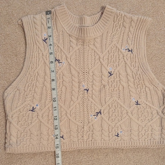 Cropped knit sweater-vest with embroidered flowers - Picture 4 of 5